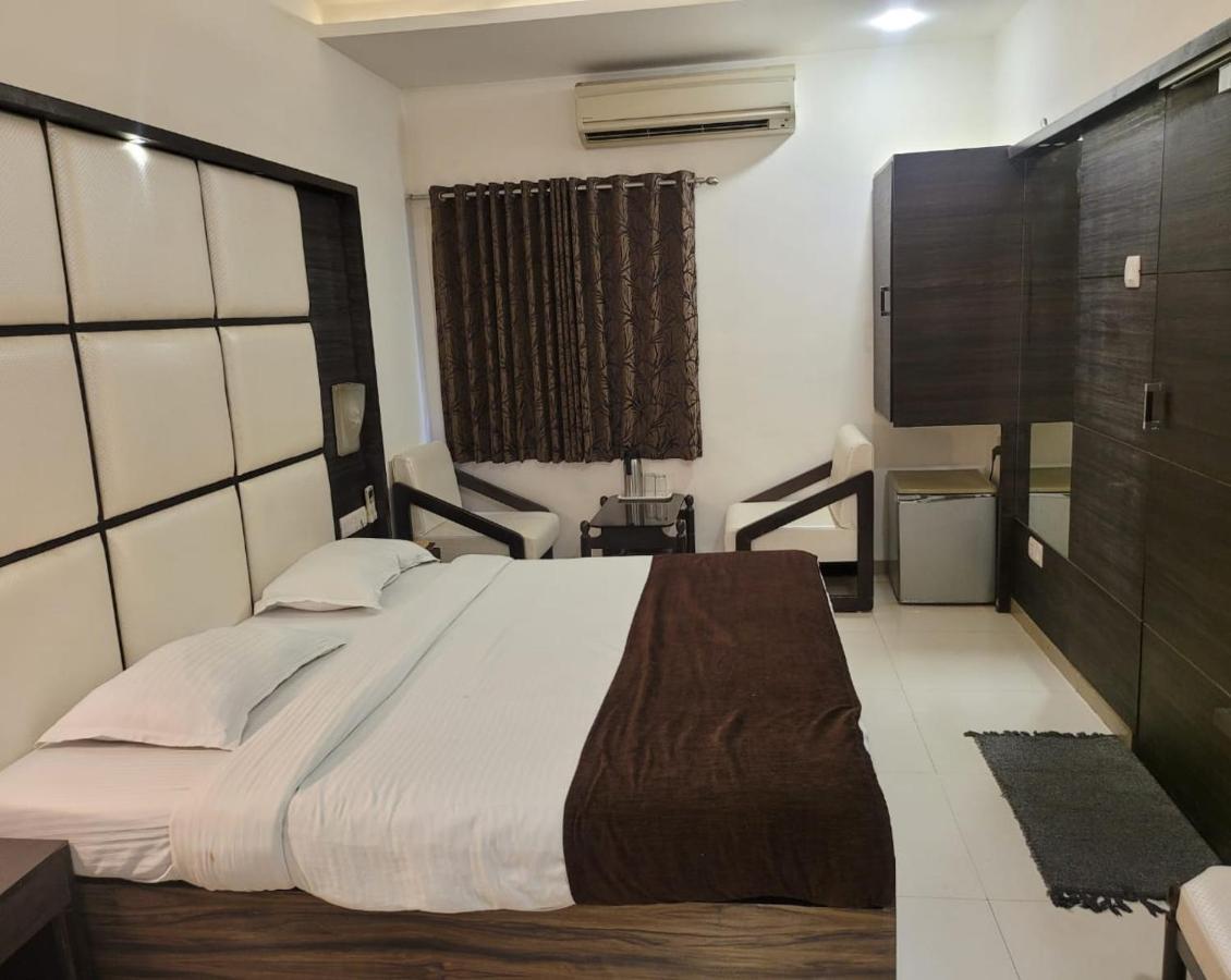 Golden Plaza Otel Amhedabad Dış mekan fotoğraf