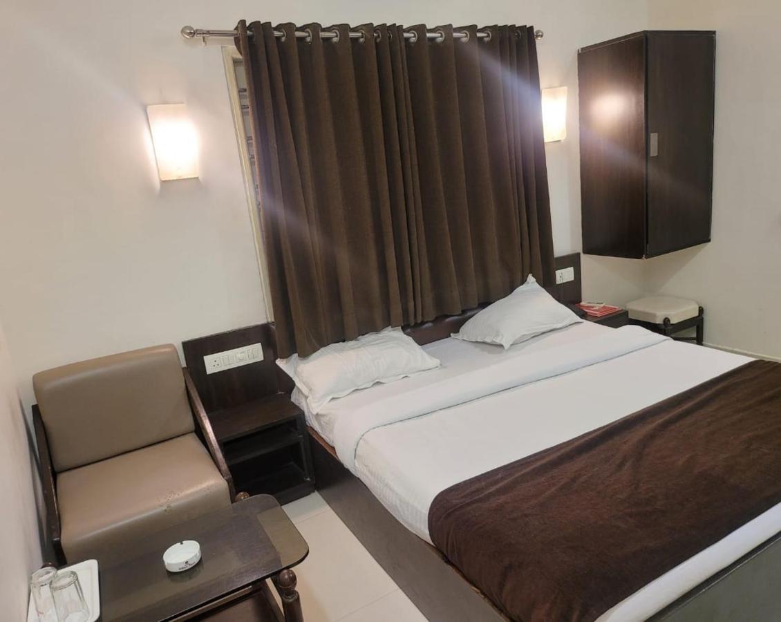 Golden Plaza Otel Amhedabad Dış mekan fotoğraf