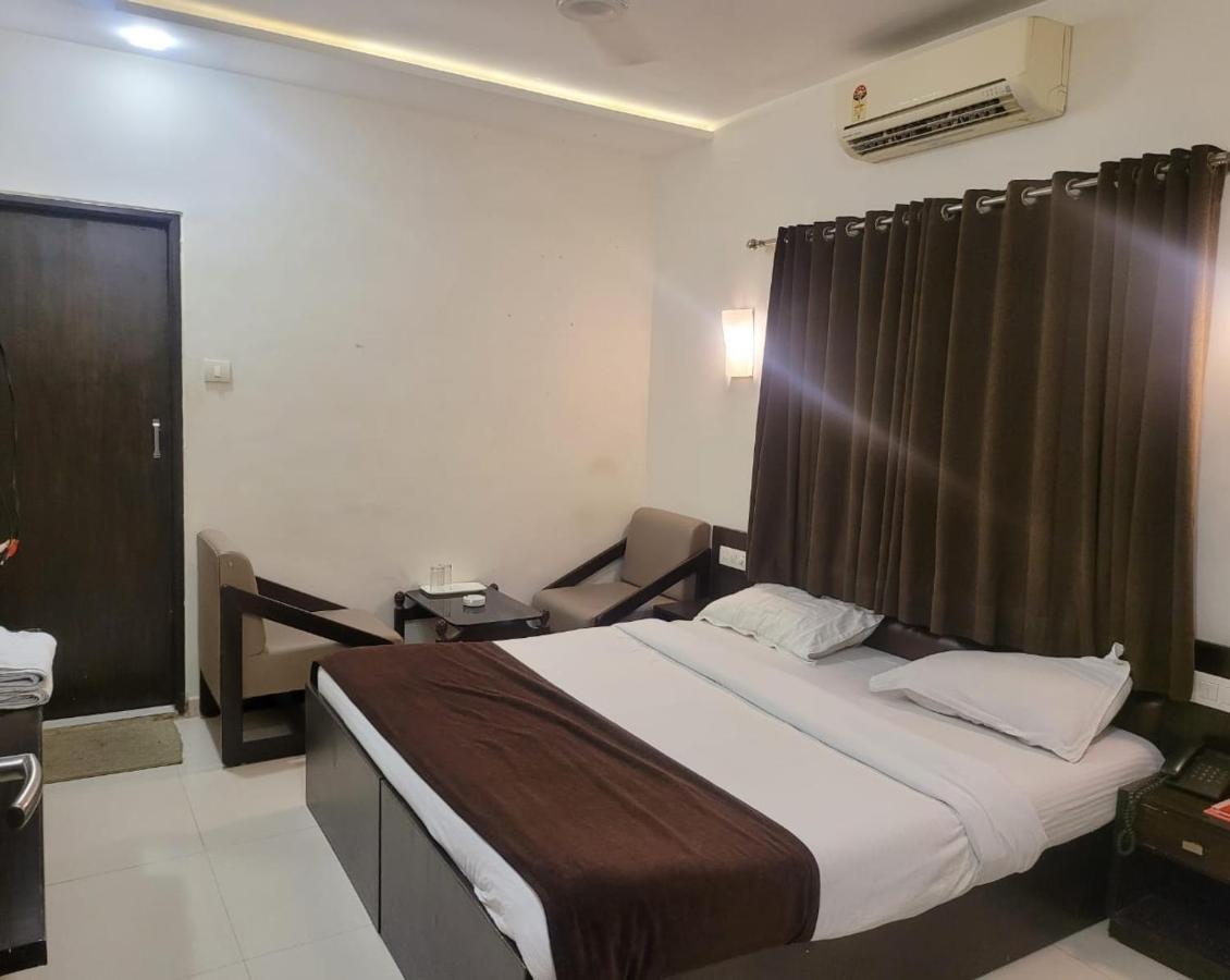Golden Plaza Otel Amhedabad Dış mekan fotoğraf