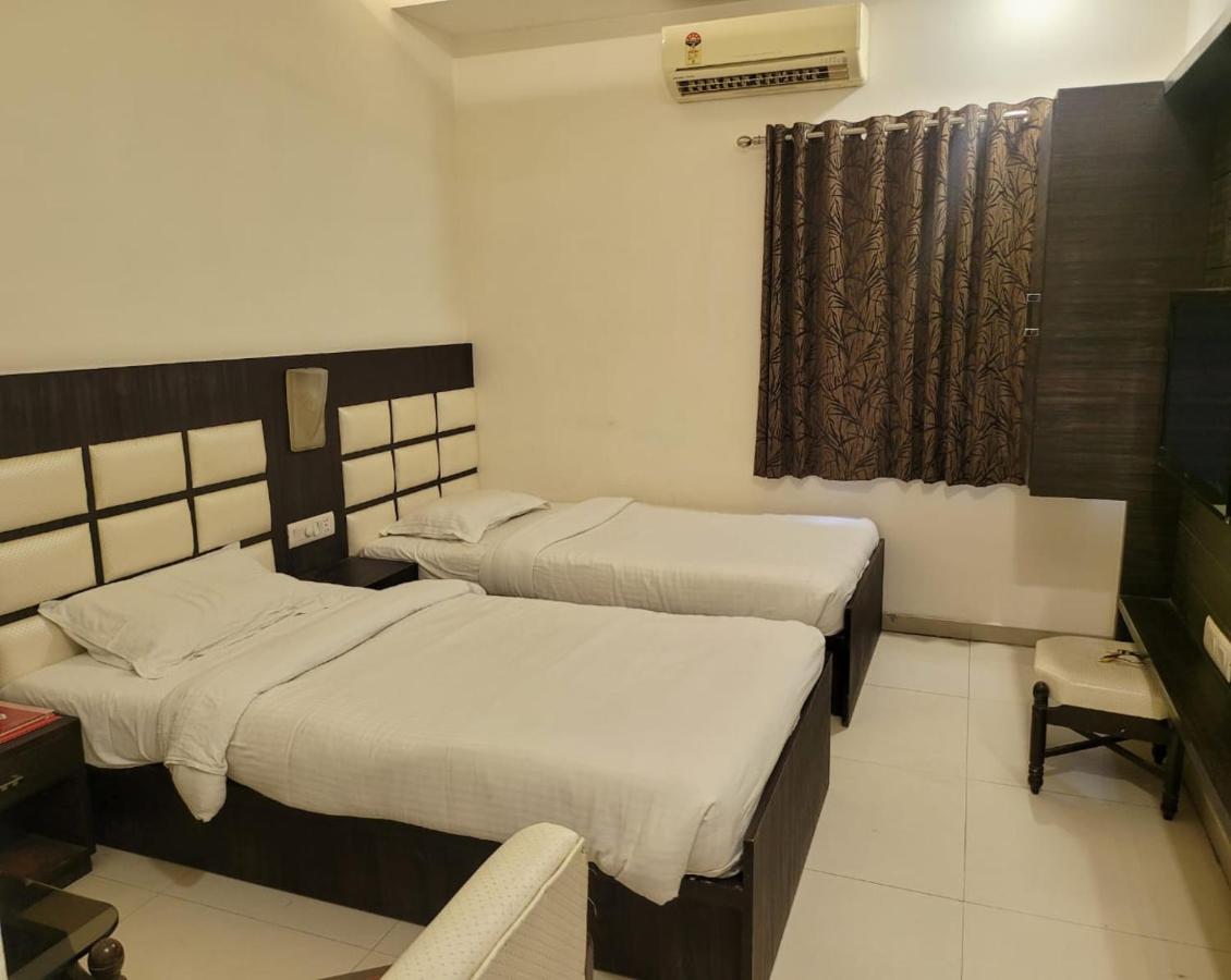 Golden Plaza Otel Amhedabad Dış mekan fotoğraf