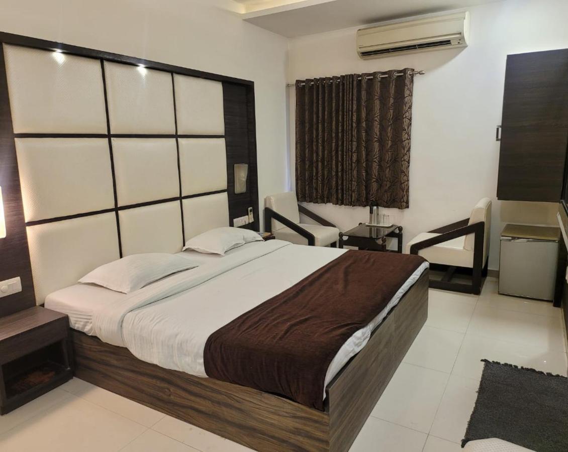 Golden Plaza Otel Amhedabad Dış mekan fotoğraf