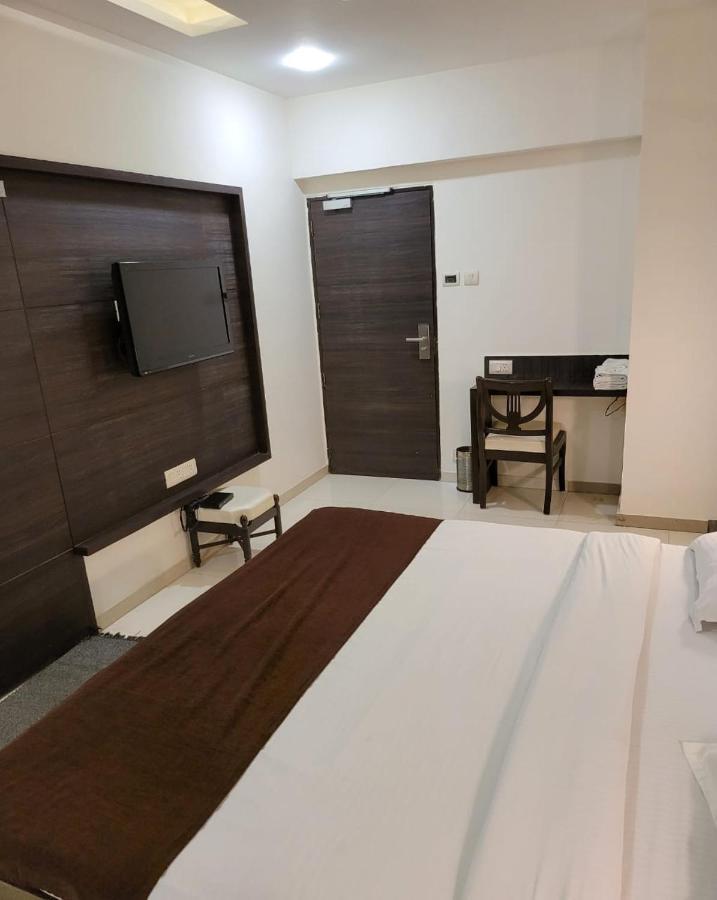 Golden Plaza Otel Amhedabad Dış mekan fotoğraf
