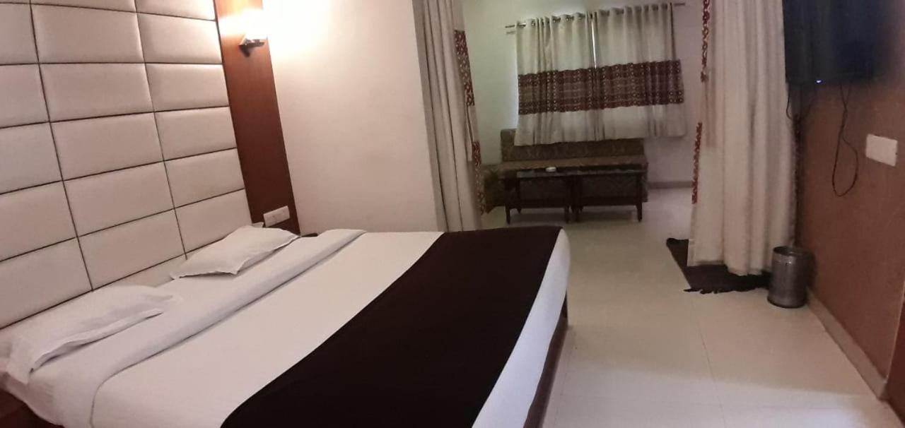 Golden Plaza Otel Amhedabad Dış mekan fotoğraf