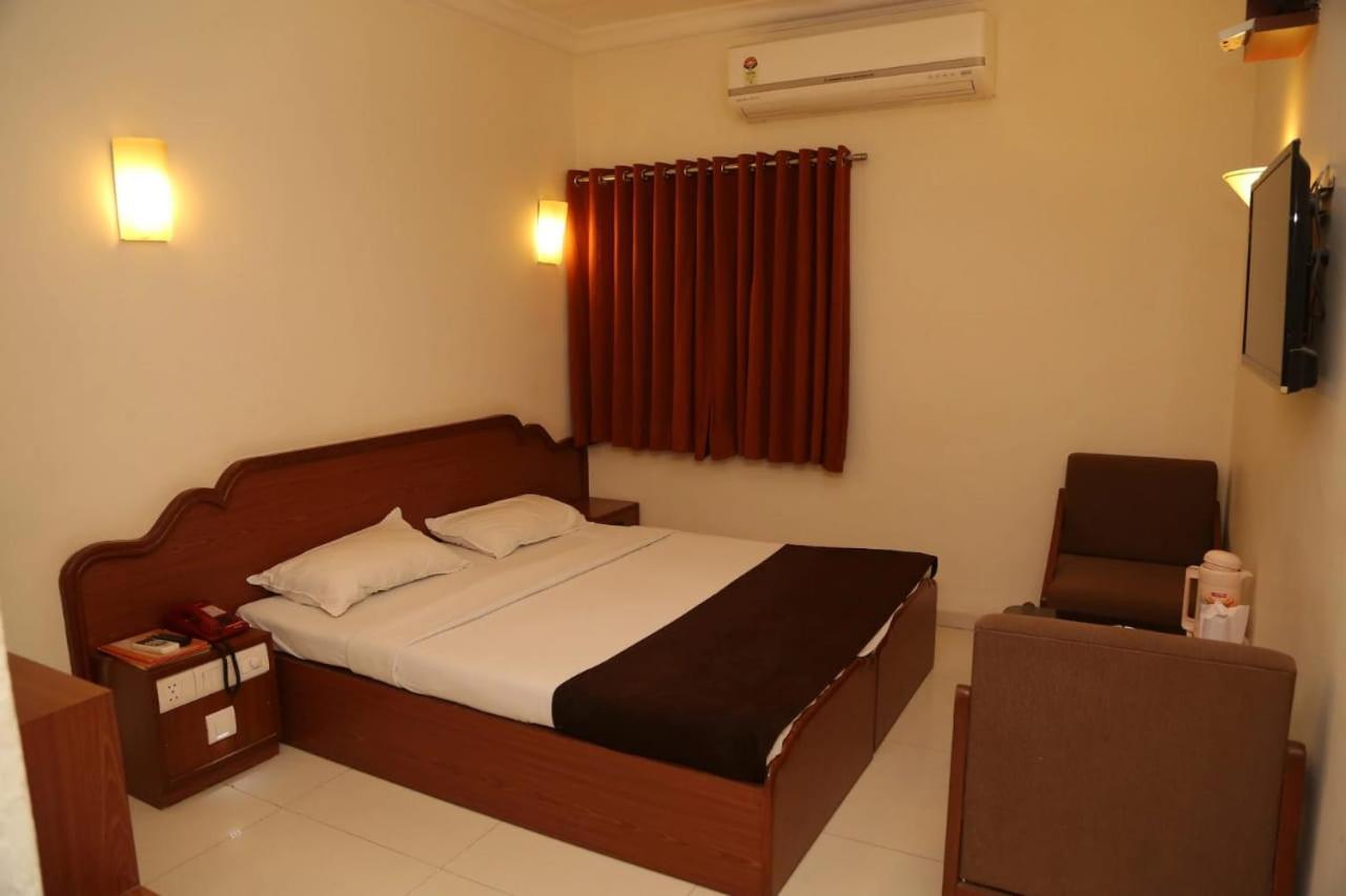 Golden Plaza Otel Amhedabad Dış mekan fotoğraf