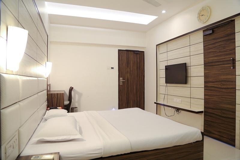 Golden Plaza Otel Amhedabad Oda fotoğraf